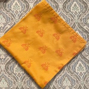 Set of 8 bee pattern, yellow cloth napkins, excellent condition & high quality.